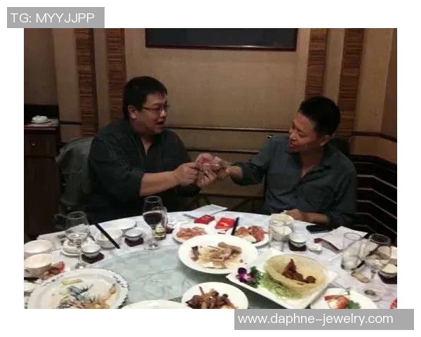 姚明在餐桌上享用美食的温馨瞬间分享与大家的美好时光