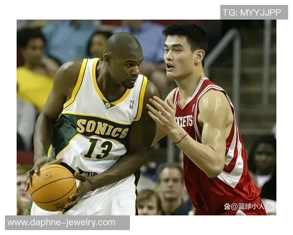 意外碰撞姚明与詹姆斯引发的篮球传奇故事与友谊之旅