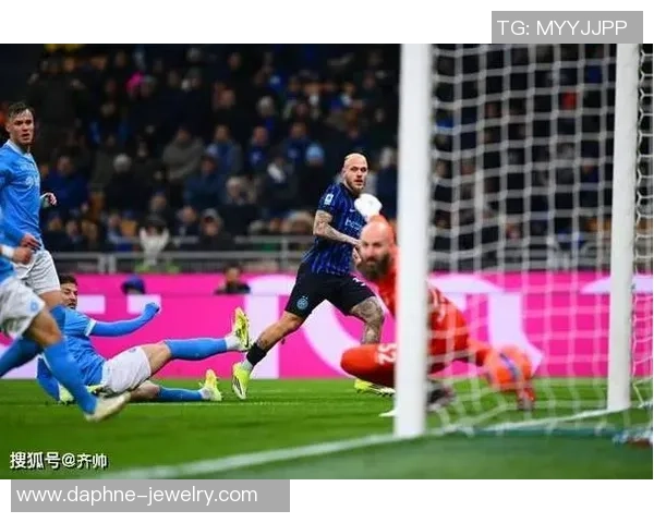 足总杯激战那不勒斯与里昂握手言和红牌事件引发全场热议与转会传闻