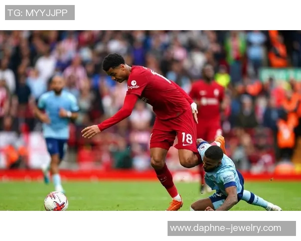 中超精彩对决里昂与利物浦激战成平补时进球引发全场狂欢 中超精彩对决里昂与利物浦激战成平补时进球引发全场狂欢