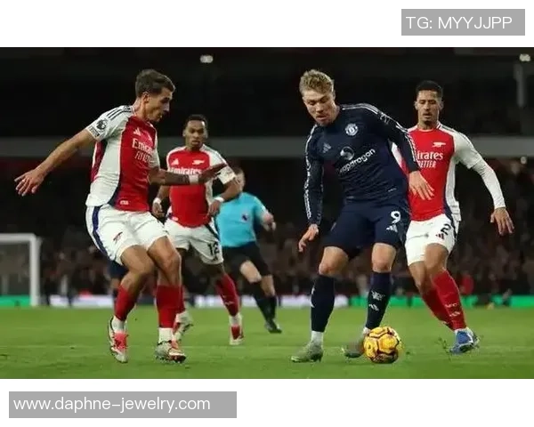 意甲焦点战曼联与巴萨互交白卷全场气氛紧张引发热议